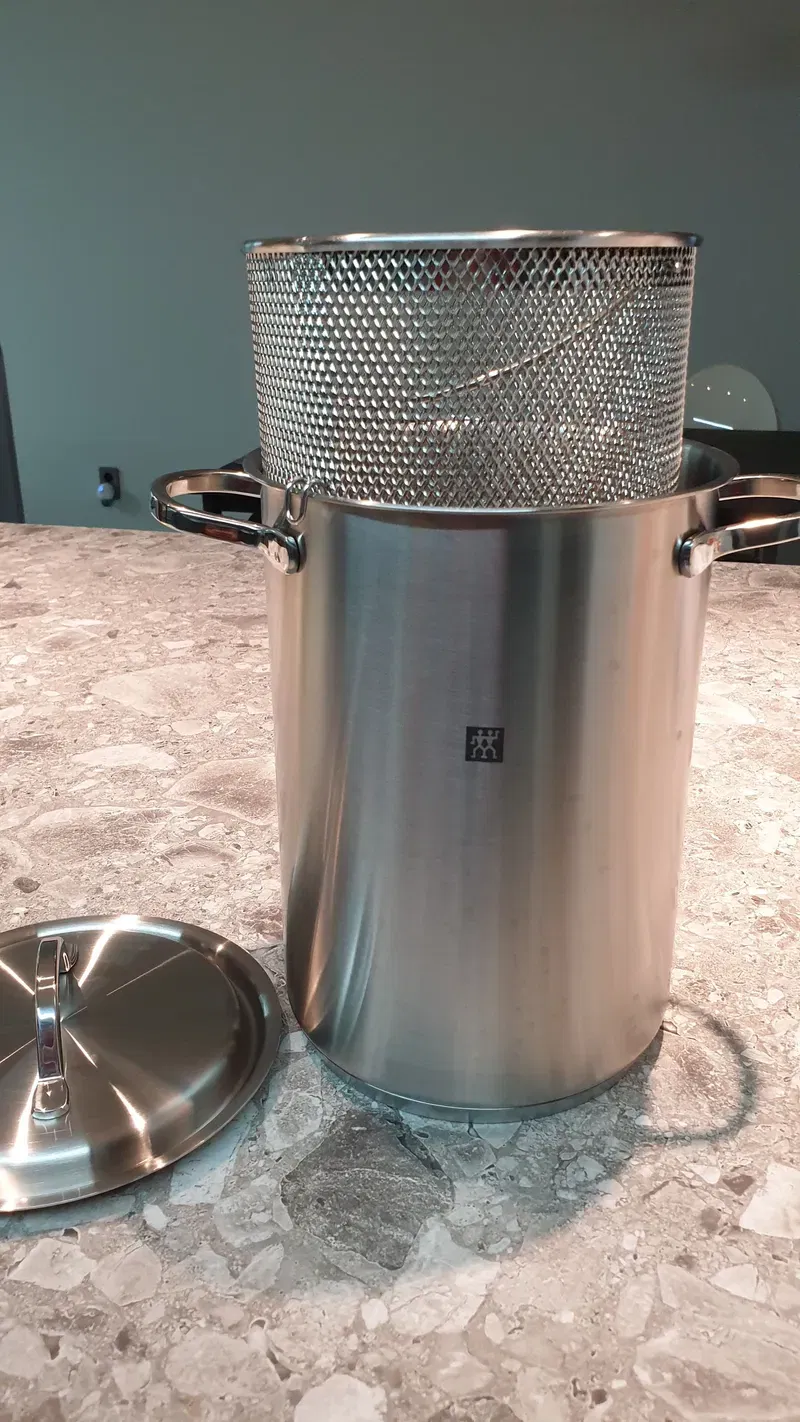 Panela Zwilling com massa pronta